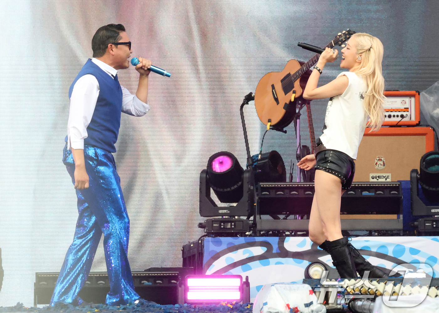 (인천=뉴스1) 권현진 기자 = 가수 싸이와 블랙핑크 로제(오른쪽)가 28일 오후 인천 서구 인천아시아드 주경기장에서 열린 '싸이 흠뻑쇼 SUMMER SWAG 2025 - 인천'에 …