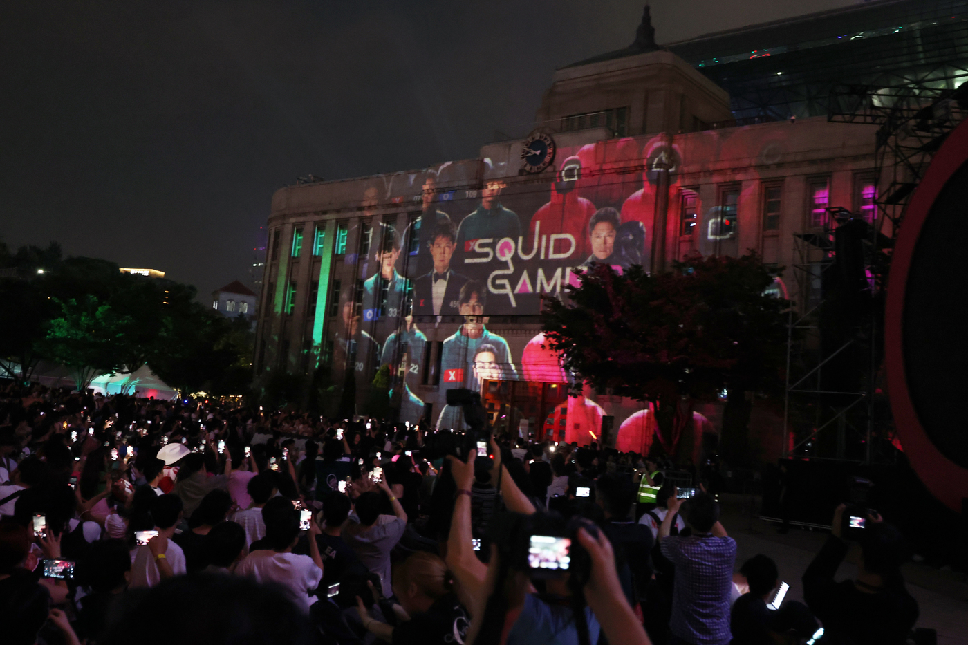 (서울=뉴스1) 황기선 기자 = 28일 오후 서울광장에서 열린 오징어게임 시즌3 글로벌 피날레 무대인사 전 서울도서관에 미디어파사드가 진행되고 있다. 2025.6.28/뉴스1