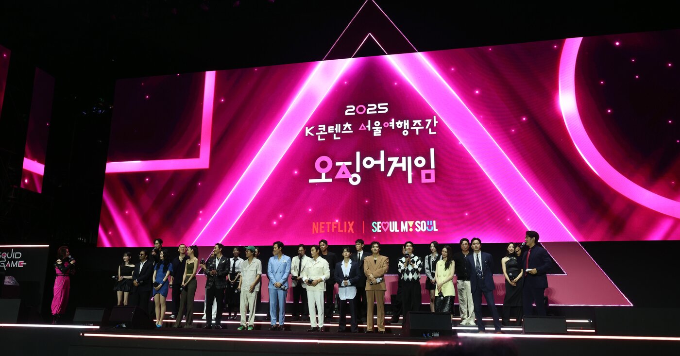 본문 이미지 - 황동혁 감독이 28일 오후 서울광장에서 열린 오징어 게임 시즌3 글로벌 피날레 무대인사에서 출연배우들과 포즈를 취하고 있다. 2025.6.28/뉴스1 ⓒ News1 황기선 기자