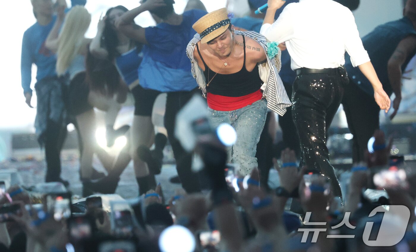 본문 이미지 - 빅뱅 지드래곤이 28일 오후 인천 서구 인천아시아드 주경기장에서 열린 &#39;싸이 흠뻑쇼 SUMMER SWAG 2025 - 인천&#39;에 특별 게스트로 무대에 올라 겉옷을 벗고 있다. ⓒ News1 권현진 기자