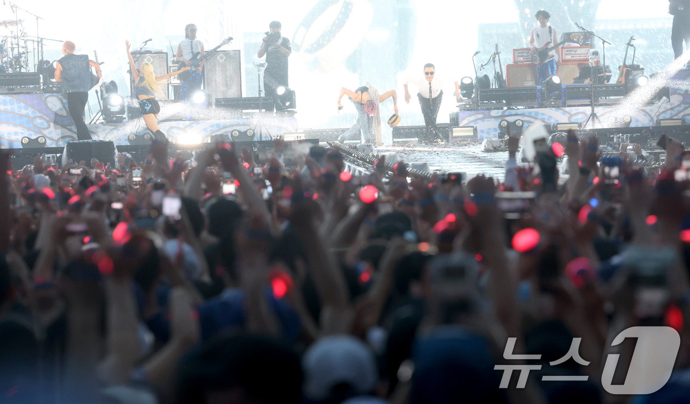 (인천=뉴스1) 권현진 기자 = 빅뱅 지드래곤이 28일 오후 인천 서구 인천아시아드 주경기장에서 열린 '싸이 흠뻑쇼 SUMMER SWAG 2025 - 인천'에 특별 게스트로 출연해 …