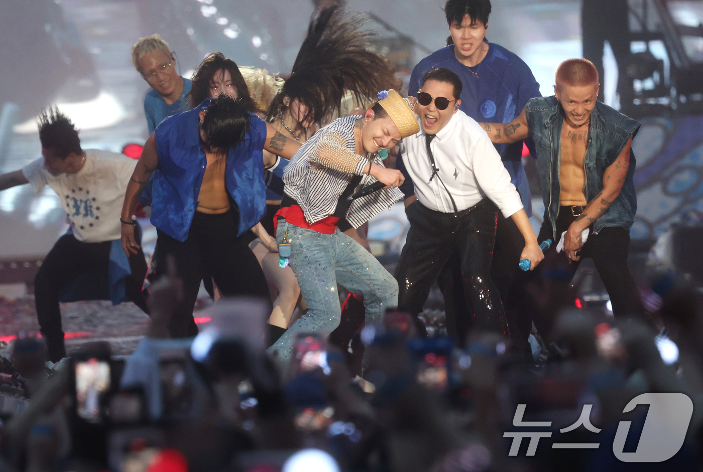 (인천=뉴스1) 권현진 기자 = 빅뱅 지드래곤과 싸이가 28일 오후 인천 서구 인천아시아드 주경기장에서 열린 '싸이 흠뻑쇼 SUMMER SWAG 2025 - 인천'에서 환상의 무대 …