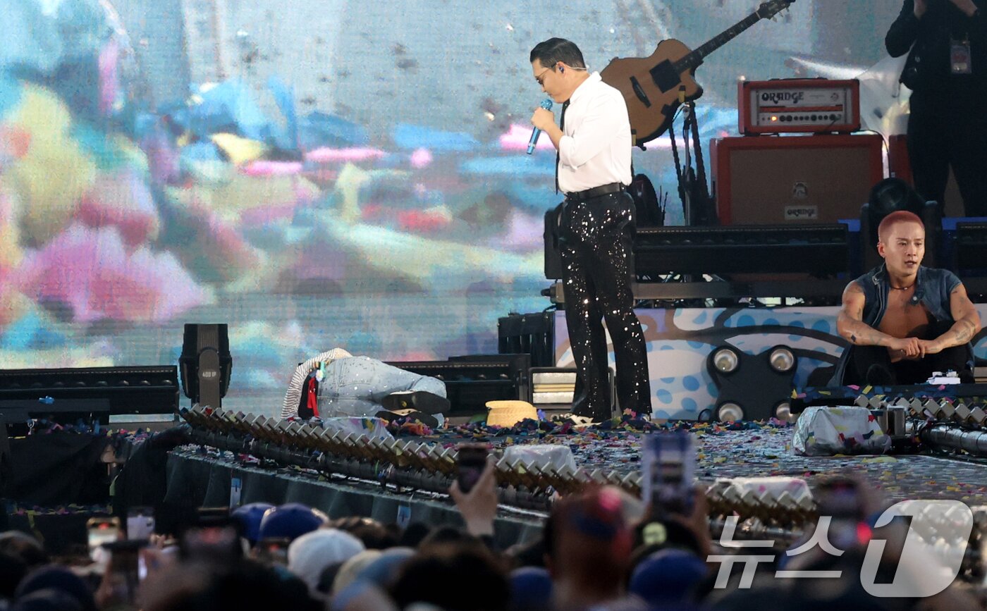 본문 이미지 - 빅뱅 지드래곤과 싸이가 28일 오후 인천 서구 인천아시아드 주경기장에서 열린 &#39;싸이 흠뻑쇼 SUMMER SWAG 2025 - 인천&#39;에서 멋진 무대를 선보이고 있다. ⓒ News1 권현진 기자