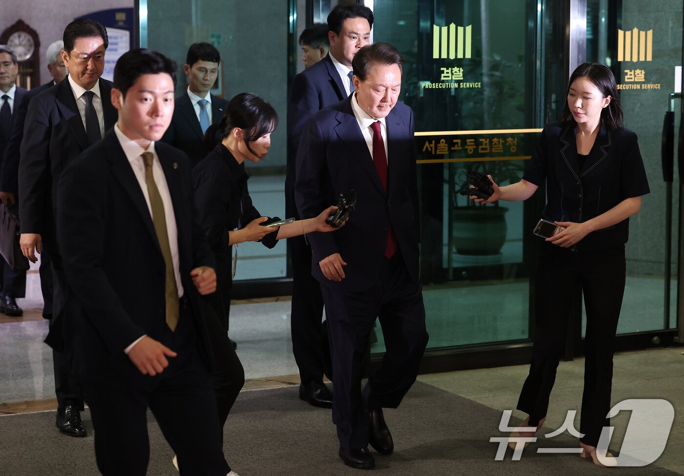 본문 이미지 - 윤석열 전 대통령이 29일 새벽 서울 서초구 서울고등검찰청 청사에 마련된 내란특검 사무실에서 피의자 신분으로 조사를 마친 뒤 귀가하고 있다. 2025.6.29/뉴스1 ⓒ News1 김성진 기자
