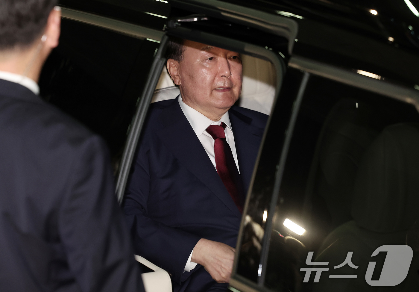 (서울=뉴스1) 김성진 기자 = 윤석열 전 대통령이 29일 새벽 서울 서초구 서울고등검찰청 청사에 마련된 내란특검 사무실에서 피의자 신분으로 조사를 마친 뒤 귀가하고 있다.  20 …