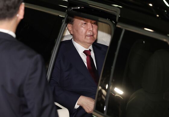 尹 특검 조사 마치자 지지자들 도열…"대통령님 오신다"