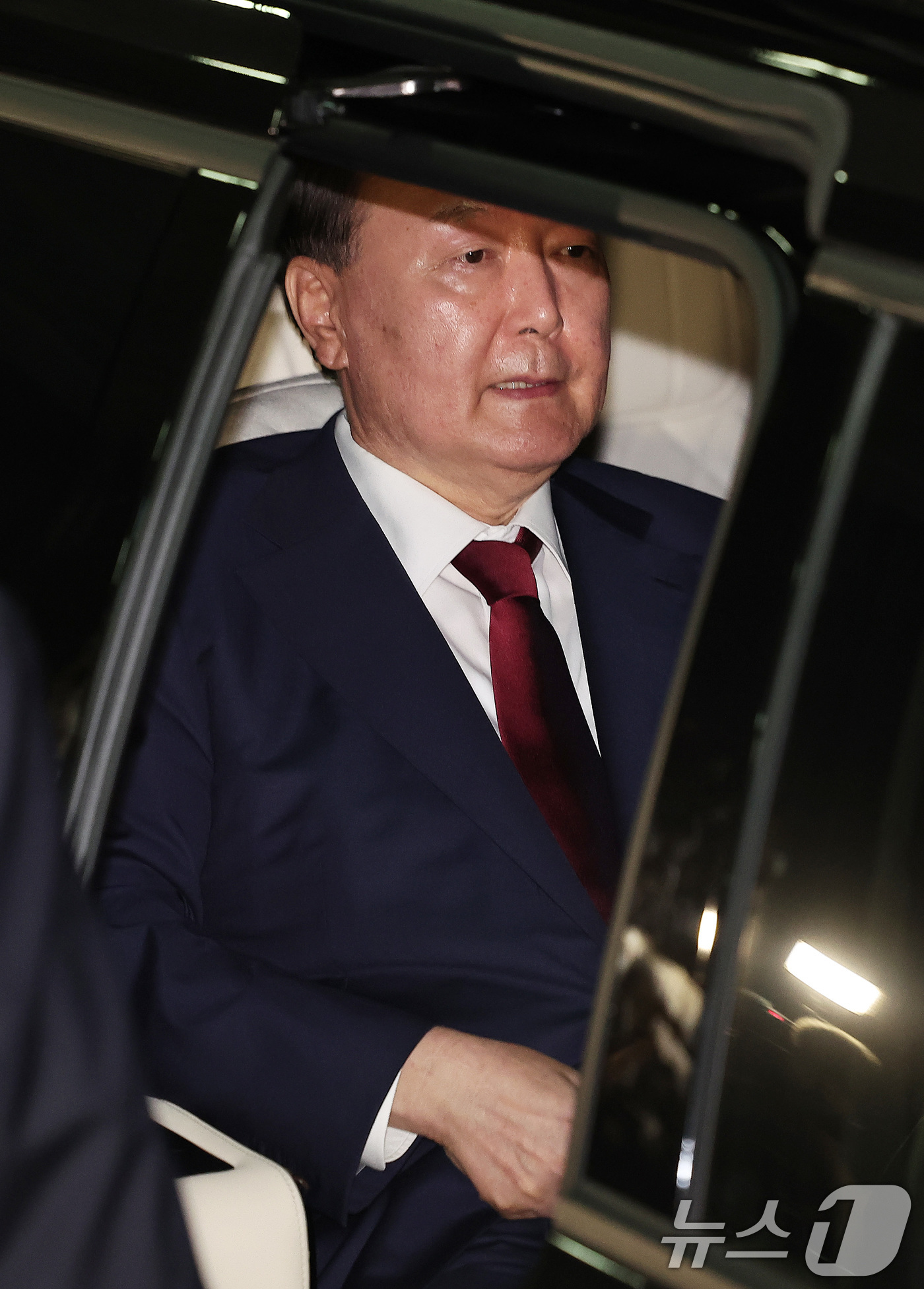 (서울=뉴스1) 김성진 기자 = 윤석열 전 대통령이 29일 새벽 서울 서초구 서울고등검찰청 청사에 마련된 내란특검 사무실에서 피의자 신분으로 조사를 마친 뒤 귀가하고 있다.  20 …