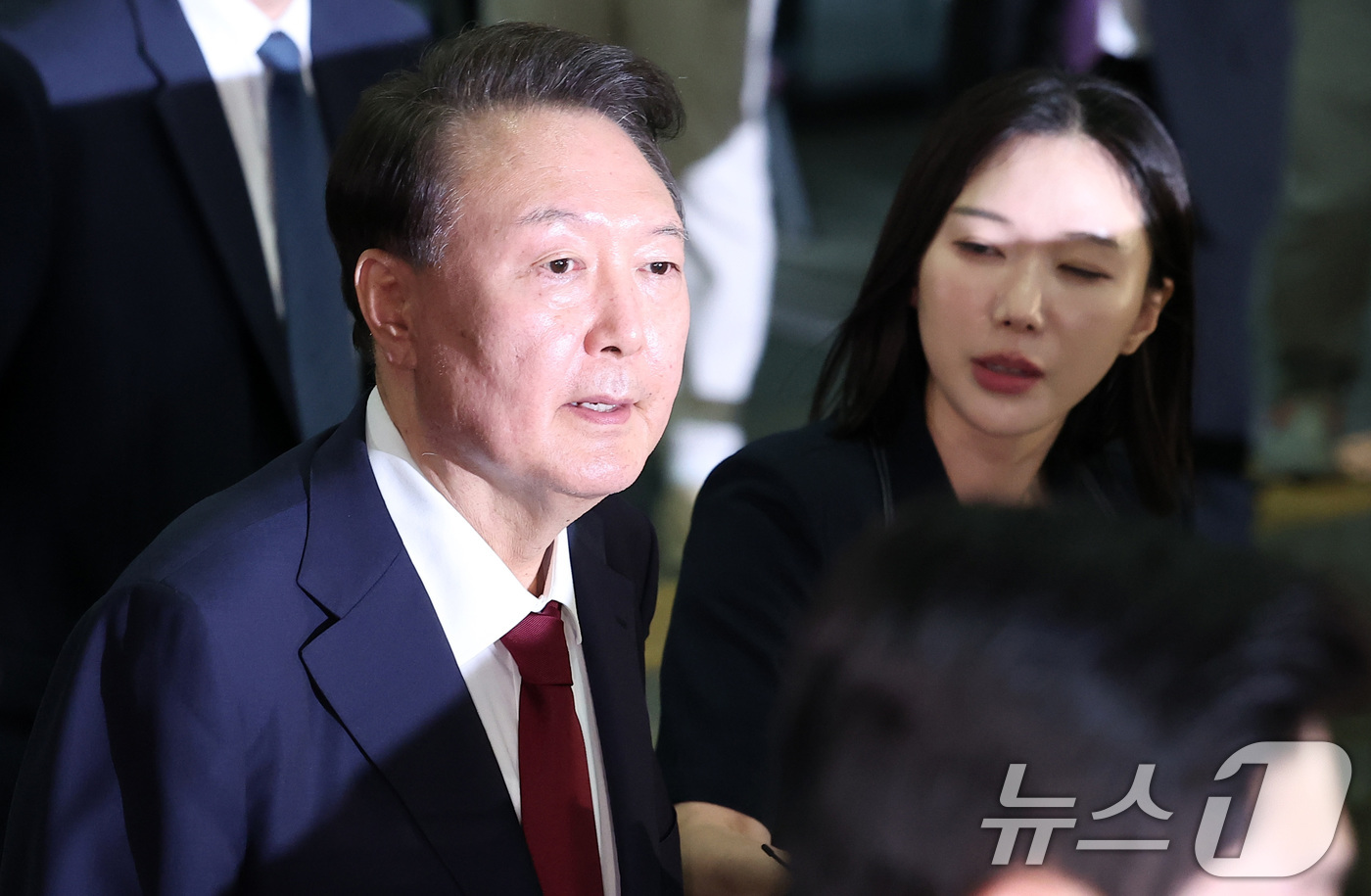 (서울=뉴스1) 김성진 기자 = 윤석열 전 대통령이 29일 새벽 서울 서초구 서울고등검찰청 청사에 마련된 내란특검 사무실에서 피의자 신분으로 조사를 마친 뒤 귀가하고 있다.  20 …