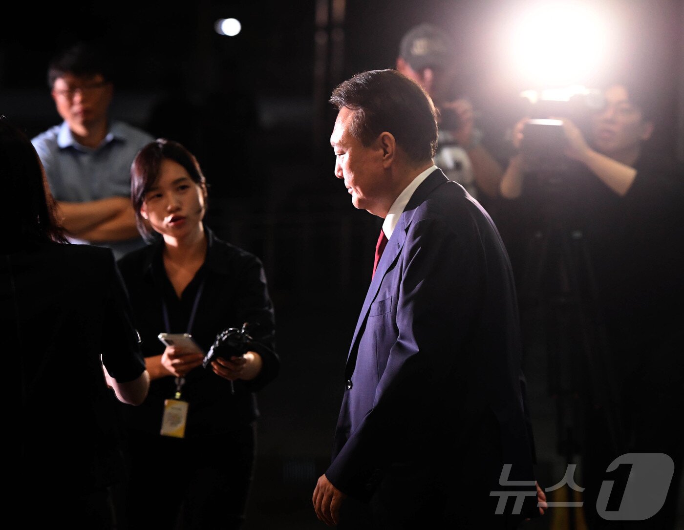 본문 이미지 - 윤석열 전 대통령이 29일 새벽 서울 서초구 서울고등검찰청 청사에 마련된 내란특검 사무실에서 피의자 신분으로 조사를 마친 뒤 귀가하고 있다.&#40;공동취재&#41; 2025.6.29/뉴스1 ⓒ News1 김성진 기자