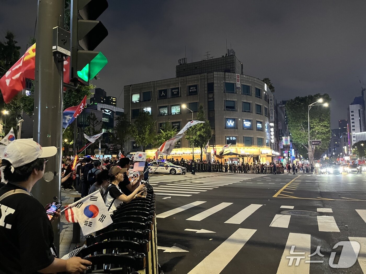 본문 이미지 - 윤석열 전 대통령 지지자들이 28일 오후 서울 고검 인근 법원 삼거리에서 윤 전 대통령을 기다리고 있다. 2025.6.28/뉴스1 ⓒ News1 김종훈 기자