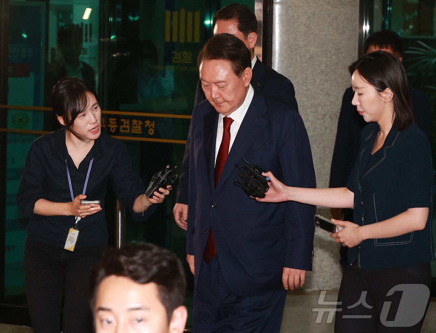 본문 이미지 - 윤석열 전 대통령이 29일 새벽 서울 서초구 서울고등검찰청 청사에 마련된 내란특검 사무실에서 피의자 신분으로 조사를 마친 뒤 귀가하고 있다.&#40;공동취재&#41; 2025.6.29/뉴스1 ⓒ News1 김성진 기자