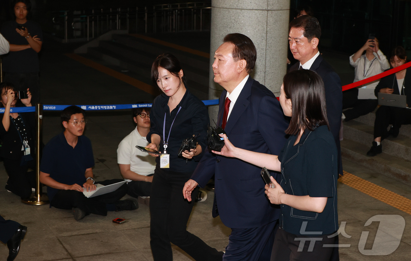 (서울=뉴스1) 김성진 기자 = 윤석열 전 대통령이 29일 새벽 서울 서초구 서울고등검찰청 청사에 마련된 내란특검 사무실에서 피의자 신분으로 조사를 마친 뒤 귀가하고 있다.(공동취 …