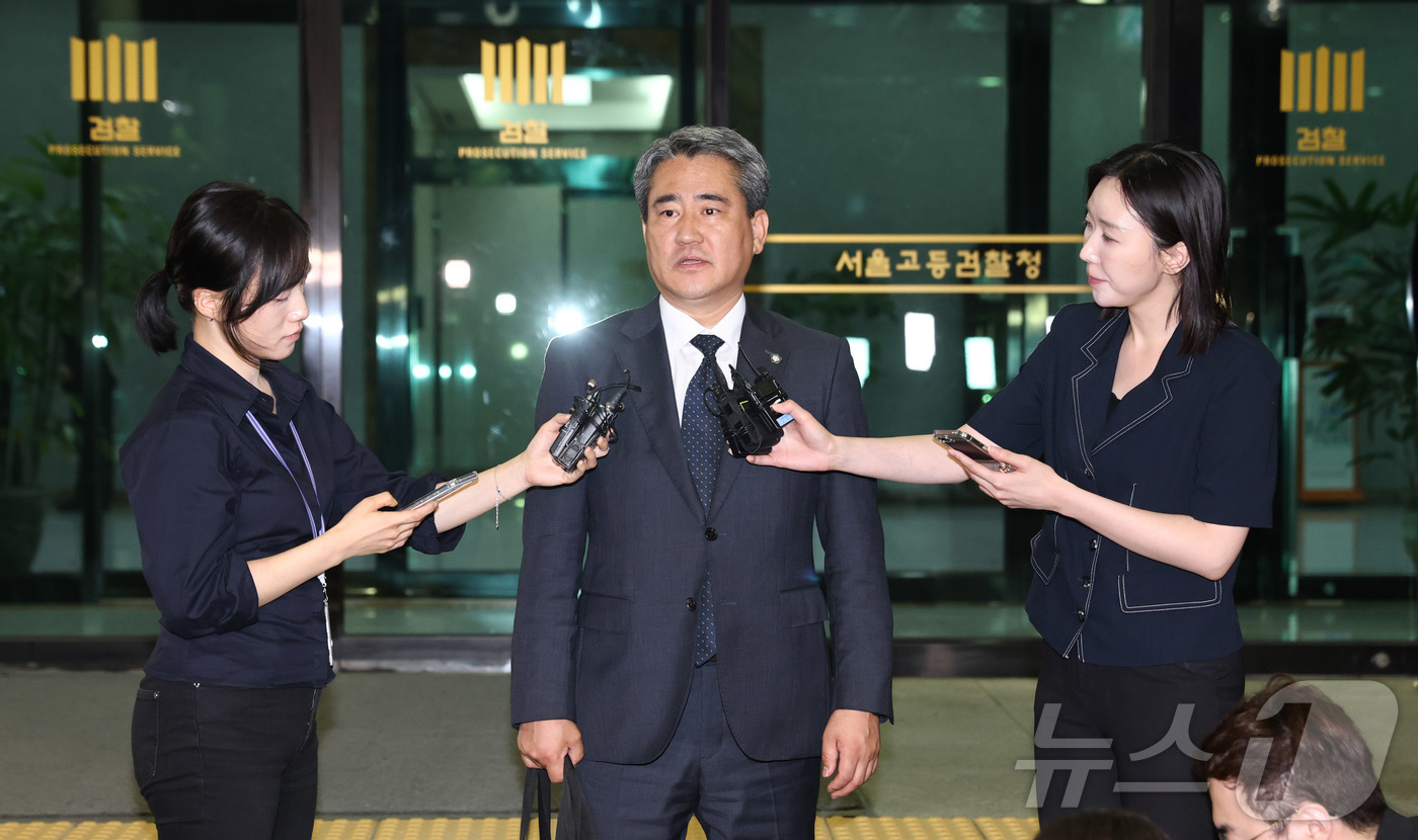 (서울=뉴스1) 김성진 기자 = 윤석열 전 대통령의 변호인 송진호 변호사가 29일 새벽 서울 서초구 서울고등검찰청 청사에 마련된 내란특검 사무실을 나서며 발언을 하고 있다. (공동 …