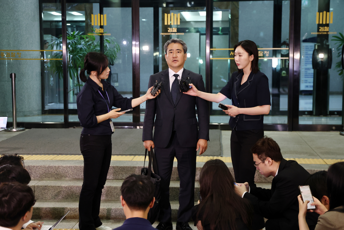 (서울=뉴스1) 김성진 기자 = 윤석열 전 대통령의 변호인 송진호 변호사가 29일 새벽 서울 서초구 서울고등검찰청 청사에 마련된 내란특검 사무실을 나서며 발언을 하고 있다. (공동 …