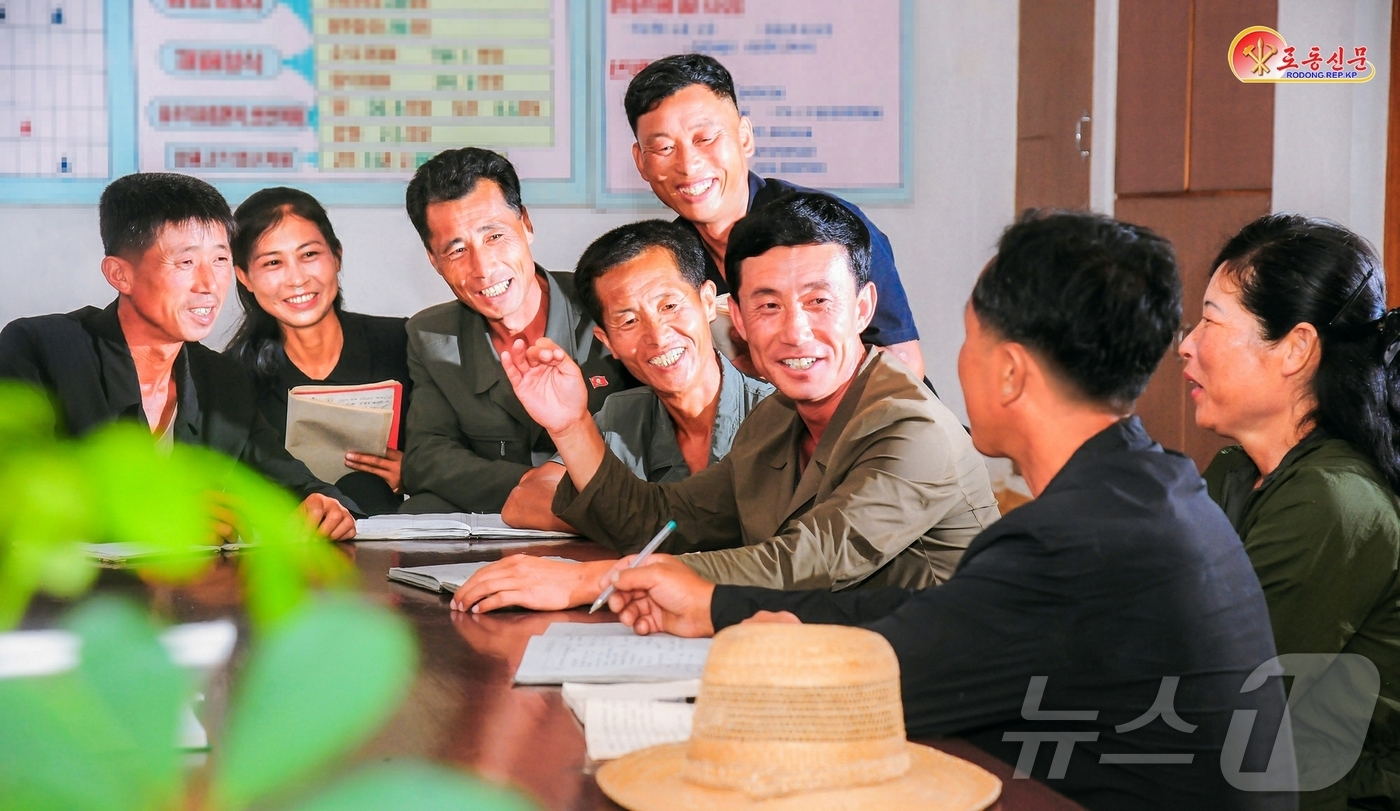 (평양 노동신문=뉴스1) = 북한 노동당 기관지 노동신문은 29일 숙천군 칠리농장의 초급당일꾼(간부)들이 맡은 책임과 본분을 다해나가도록 이끌어주고 있다고 보도했다. [국내에서만 …