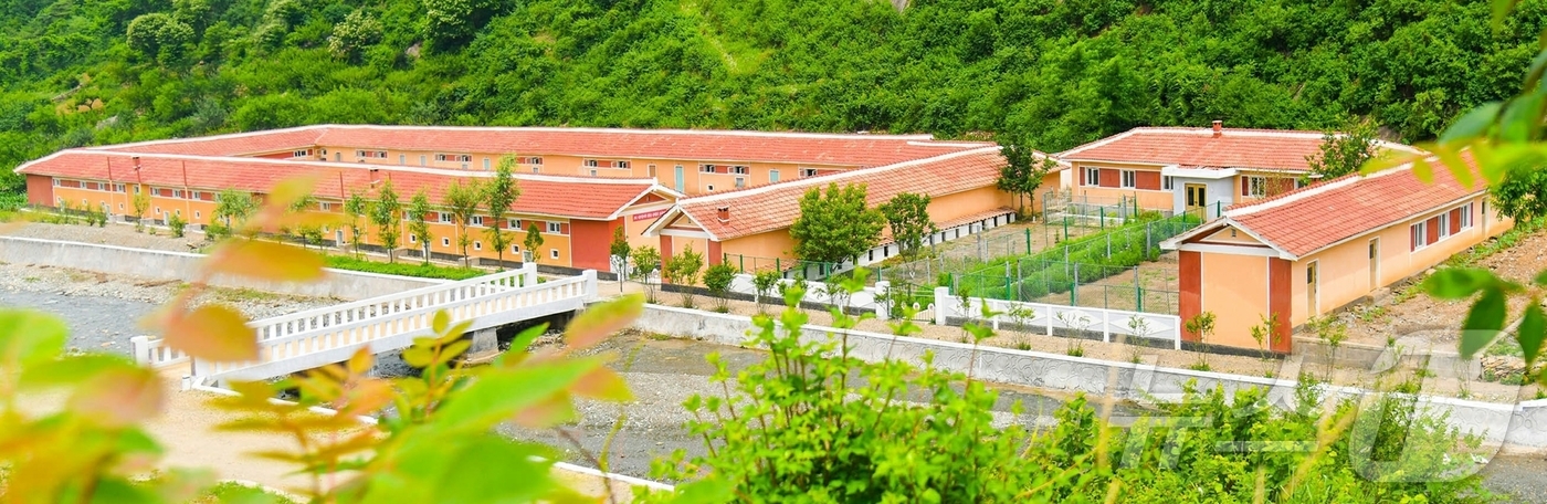 (평양 노동신문=뉴스1) = 북한 노동당 기관지 노동신문은 29일 강동군종합축산기지를 비롯한 평양시 안의 젖제품(유제품) 생산 토대가 부단히 확대 강화되면서 지난 시기에 비해 젖제 …