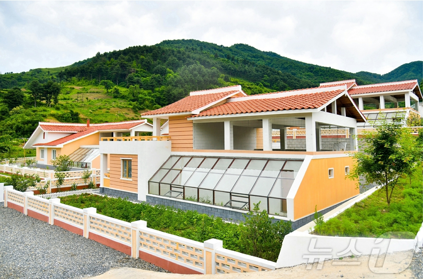 (평양 노동신문=뉴스1) = 북한 노동당 기관지 노동신문은 29일 강동군종합축산기지를 비롯한 평양시 안의 젖제품(유제품) 생산 토대가 부단히 확대 강화되면서 지난 시기에 비해 젖제 …