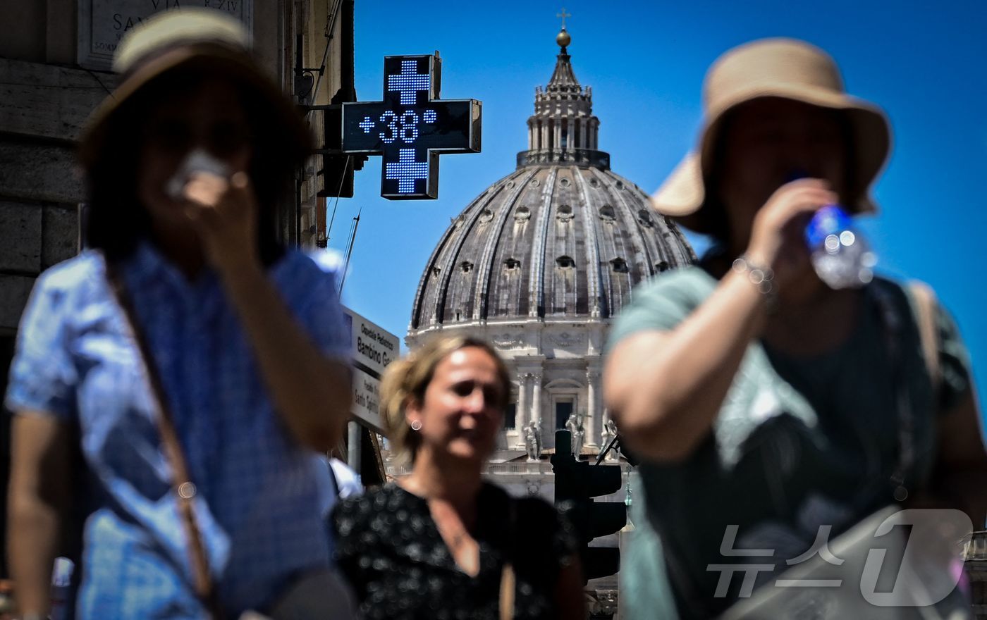 (로마 AFP=뉴스1) 이지예 객원기자 = 28일(현지시간) 이탈리아 수도 로마 거리의 한 약국 간판에 온도가 38도 이상이라고 표시돼 있다.2025.06.28.ⓒ AFP=뉴스1