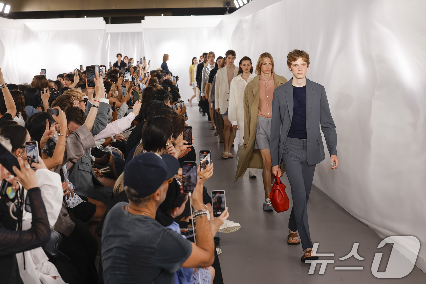 (서울=뉴스1) = 한섬은 캐주얼 브랜드 시스템·시스템옴므가 지난 26일(현지 시간) ‘2026년 S/S 파리 패션위크’에 참가해 글로벌 유통·패션업계 관계자를 대상으로 2026년 …