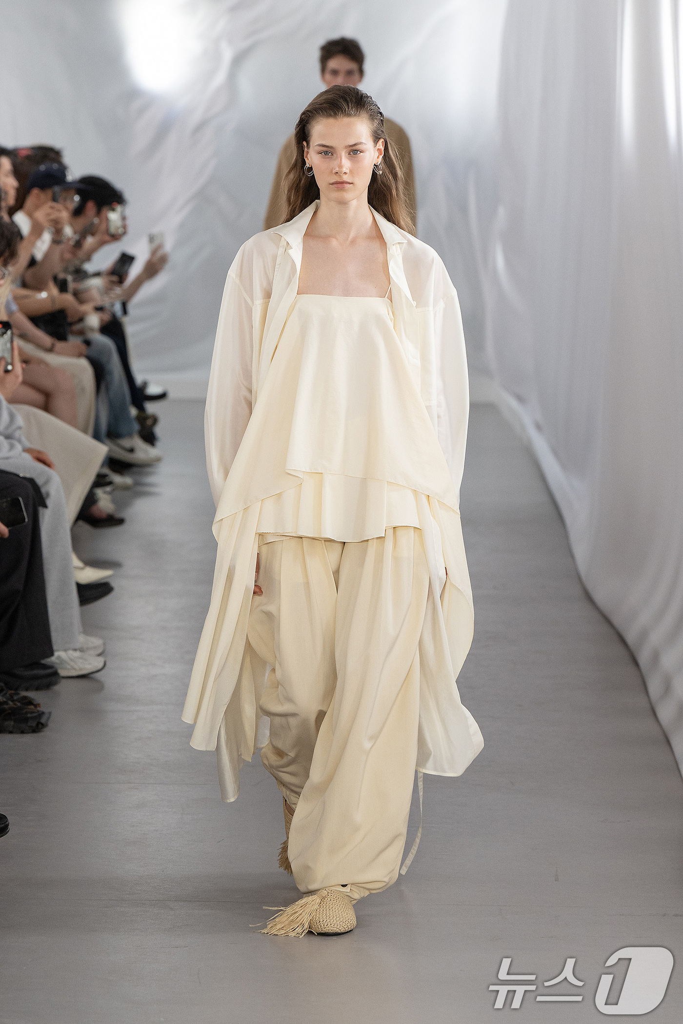 (서울=뉴스1) = 한섬은 캐주얼 브랜드 시스템·시스템옴므가 지난 26일(현지 시간) ‘2026년 S/S 파리 패션위크’에 참가해 글로벌 유통·패션업계 관계자를 대상으로 2026년 …