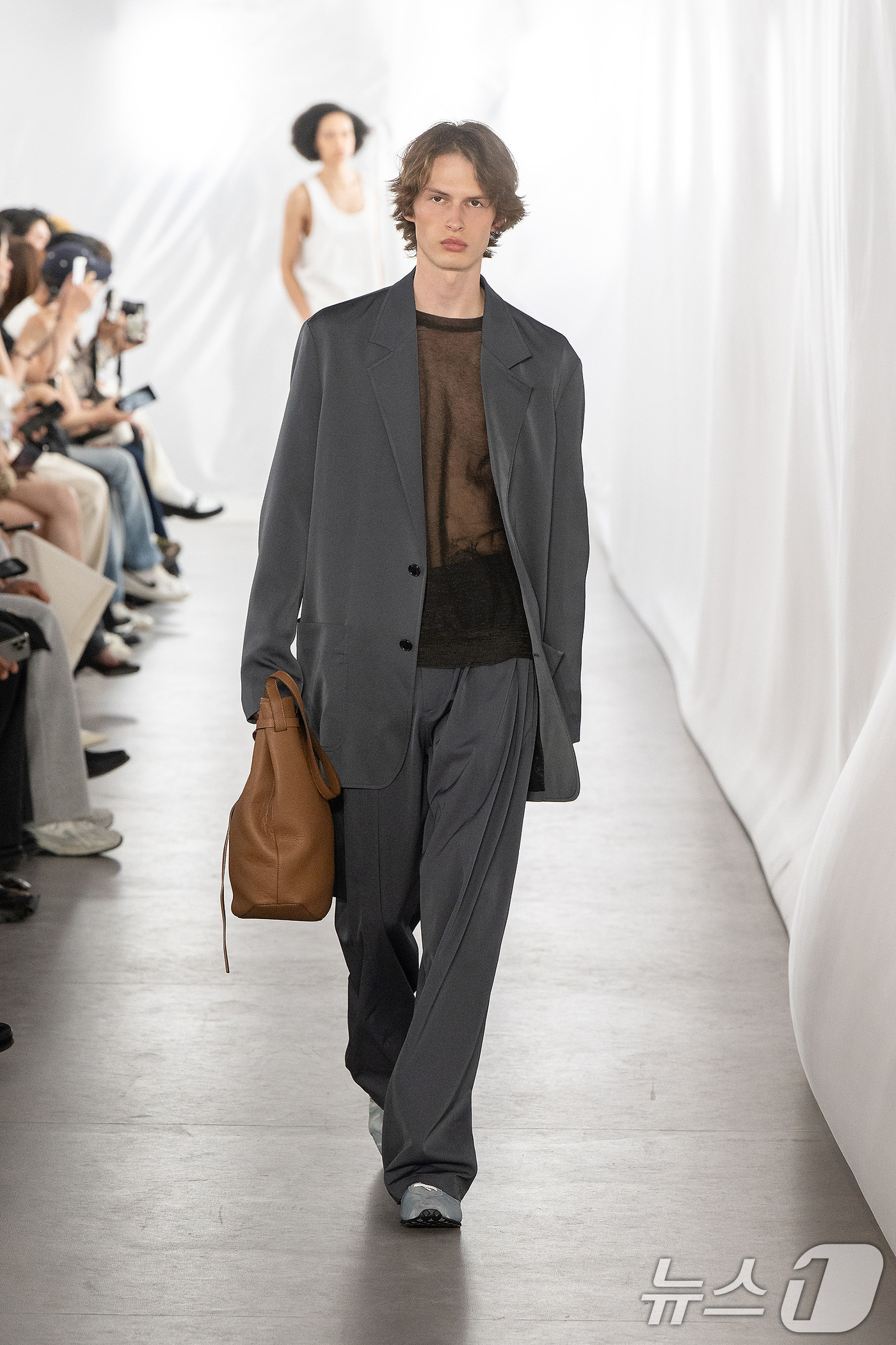 (서울=뉴스1) = 한섬은 캐주얼 브랜드 시스템·시스템옴므가 지난 26일(현지 시간) ‘2026년 S/S 파리 패션위크’에 참가해 글로벌 유통·패션업계 관계자를 대상으로 2026년 …