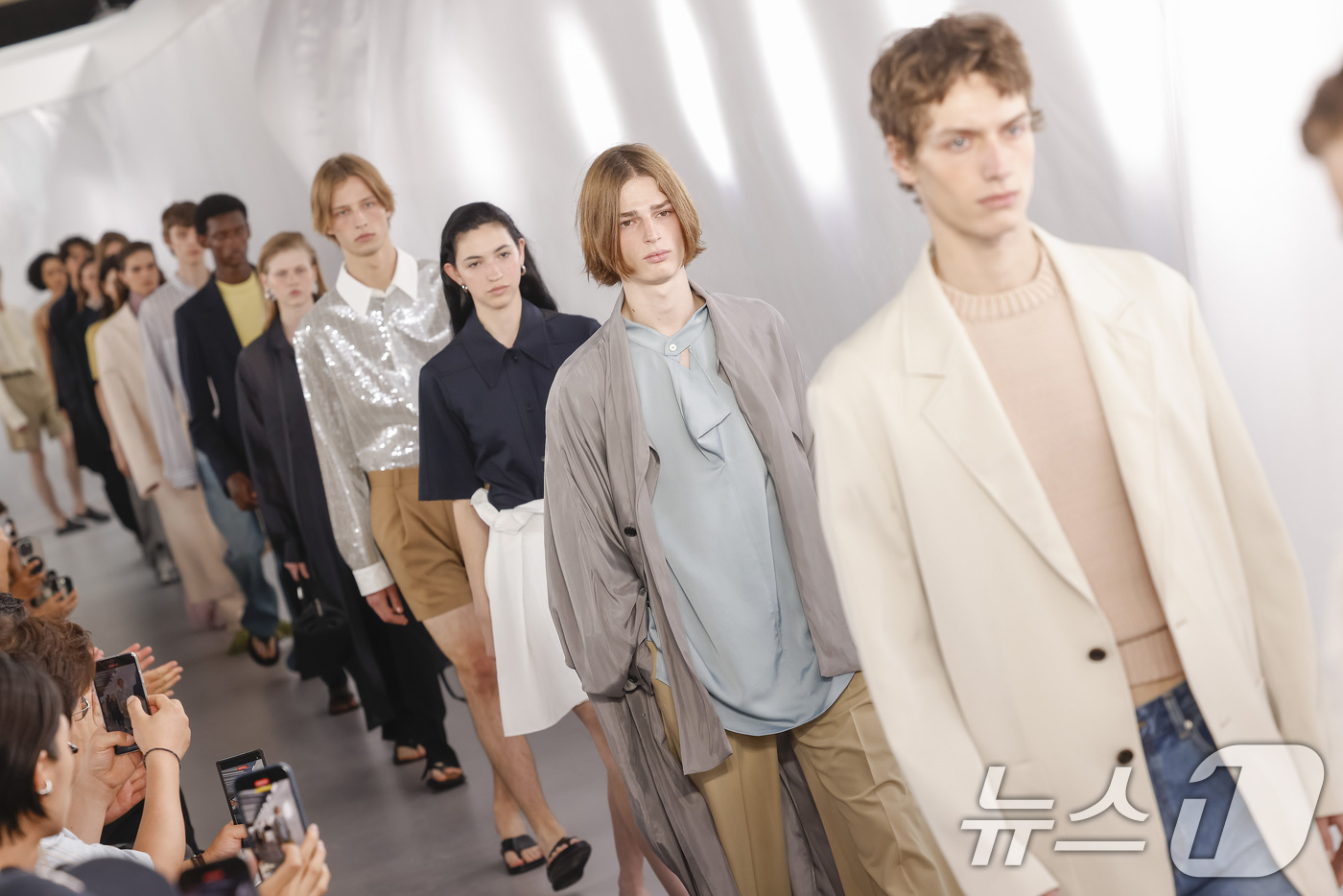 (서울=뉴스1) = 한섬은 캐주얼 브랜드 시스템·시스템옴므가 지난 26일(현지 시간) ‘2026년 S/S 파리 패션위크’에 참가해 글로벌 유통·패션업계 관계자를 대상으로 2026년 …