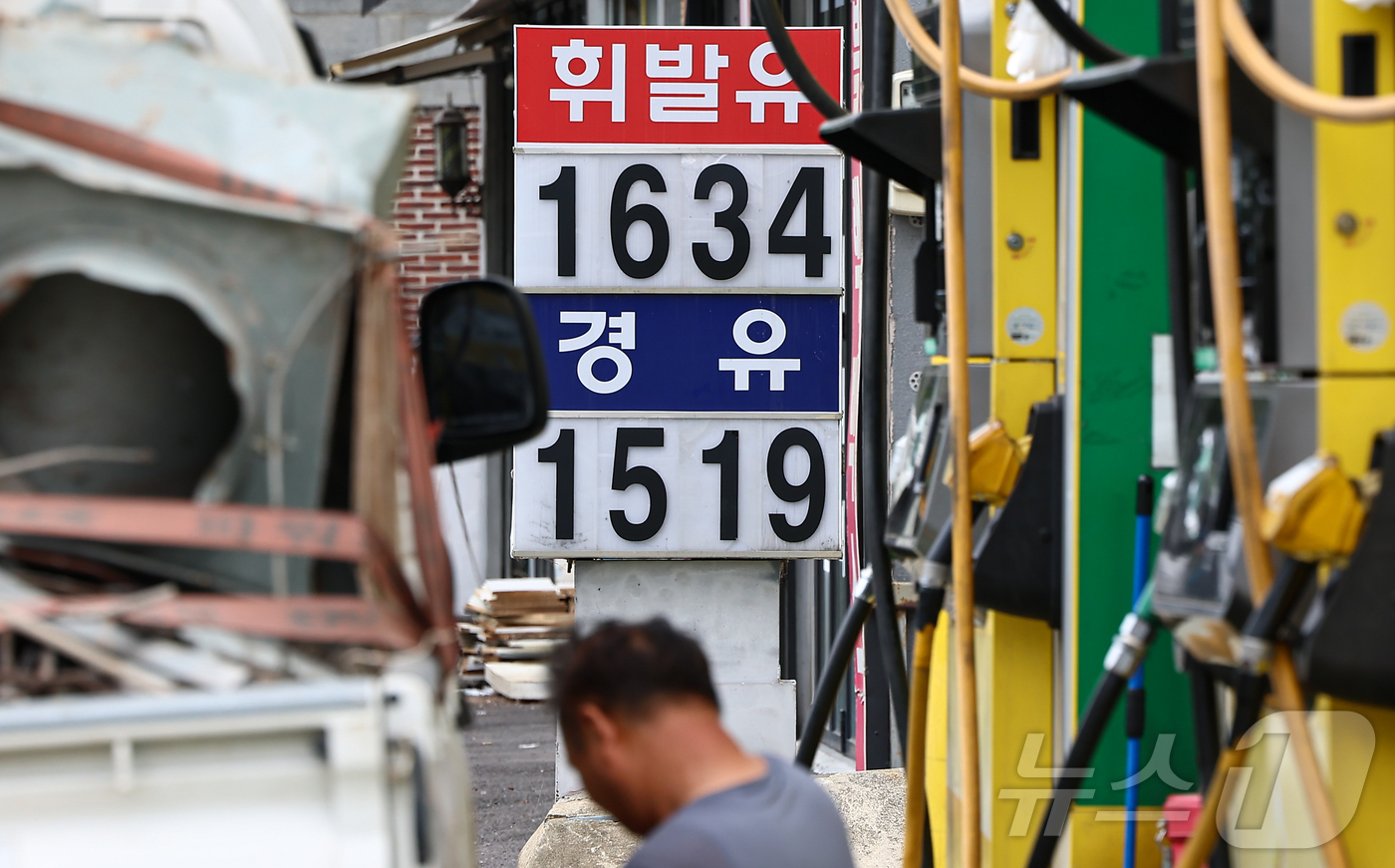 (서울=뉴스1) 김도우 기자 = 전국 주유소 휘발유와 경유 가격이 2주 연속 상승한 29일 서울 시내 한 주유소에 휘발유와 경유 가격이 표시되어 있다.한국석유공사 유가정보시스템 오 …