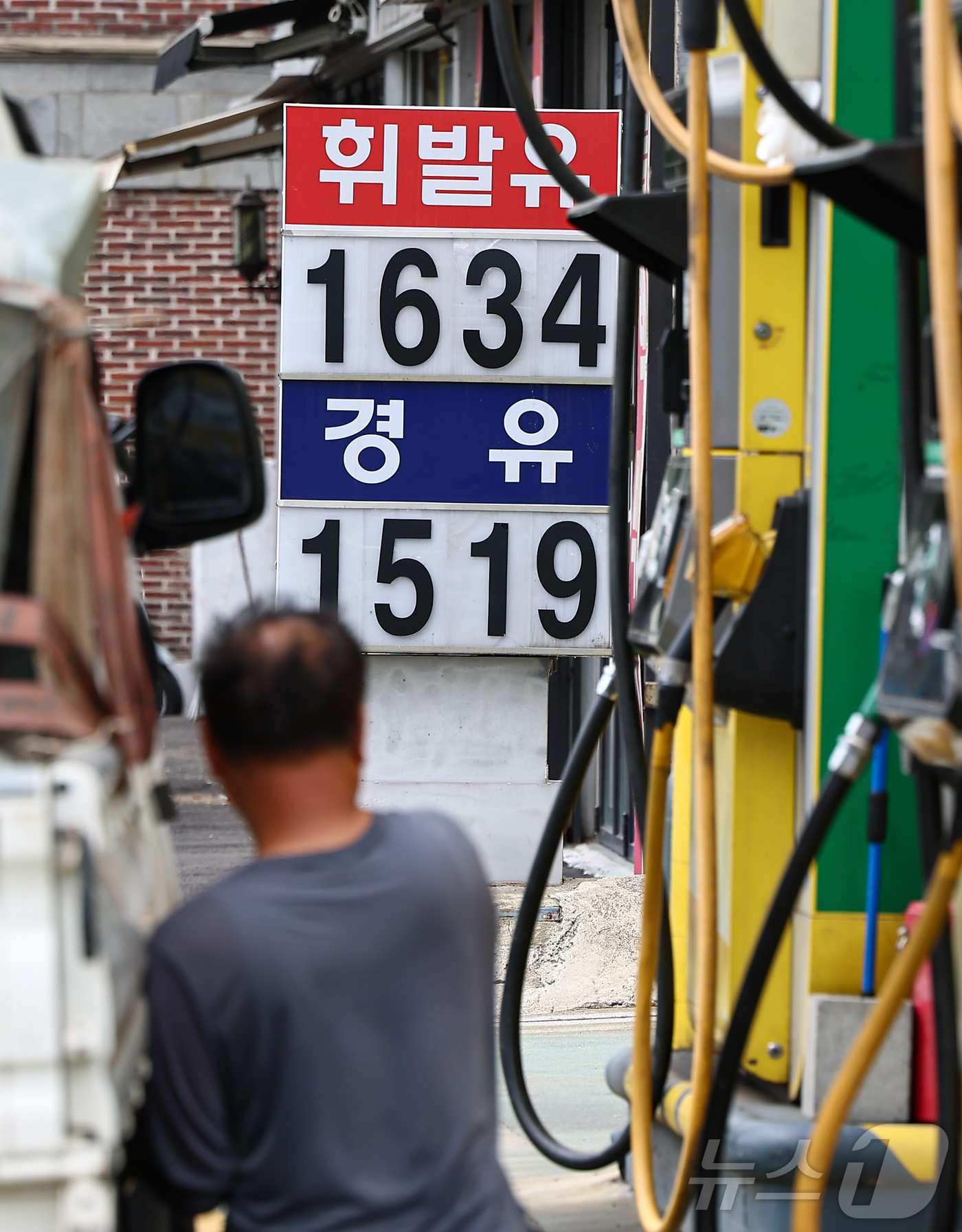 (서울=뉴스1) 김도우 기자 = 전국 주유소 휘발유와 경유 가격이 2주 연속 상승한 29일 서울 시내 한 주유소에 휘발유와 경유 가격이 표시되어 있다.한국석유공사 유가정보시스템 오 …