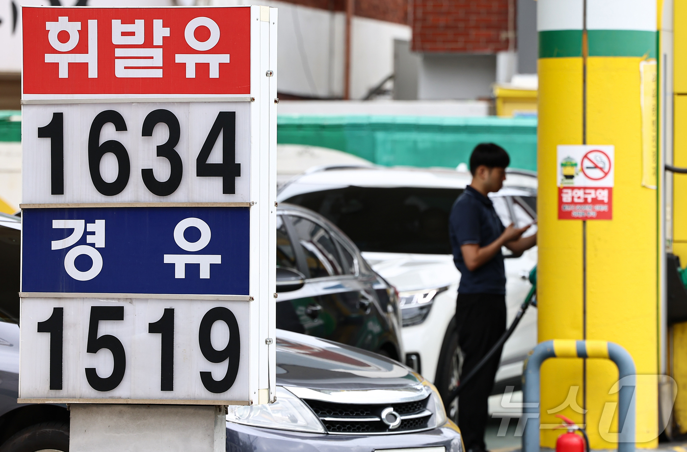 (서울=뉴스1) 김도우 기자 = 전국 주유소 휘발유와 경유 가격이 2주 연속 상승한 29일 서울 시내 한 주유소에 휘발유와 경유 가격이 표시되어 있다.한국석유공사 유가정보시스템 오 …