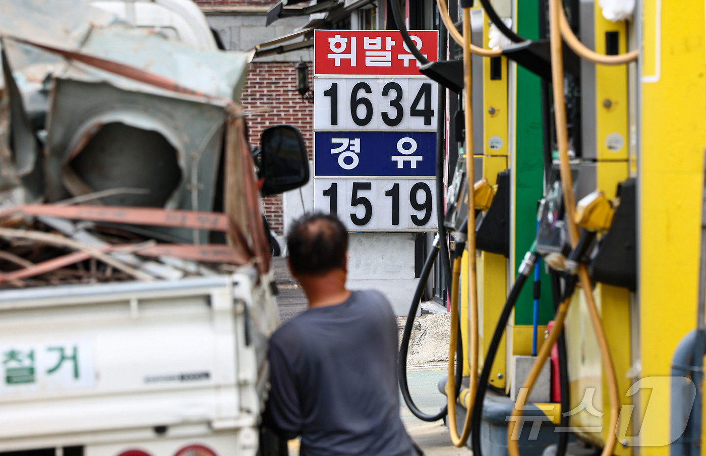 (서울=뉴스1) 김도우 기자 = 전국 주유소 휘발유와 경유 가격이 2주 연속 상승한 29일 서울 시내 한 주유소에 휘발유와 경유 가격이 표시되어 있다.한국석유공사 유가정보시스템 오 …