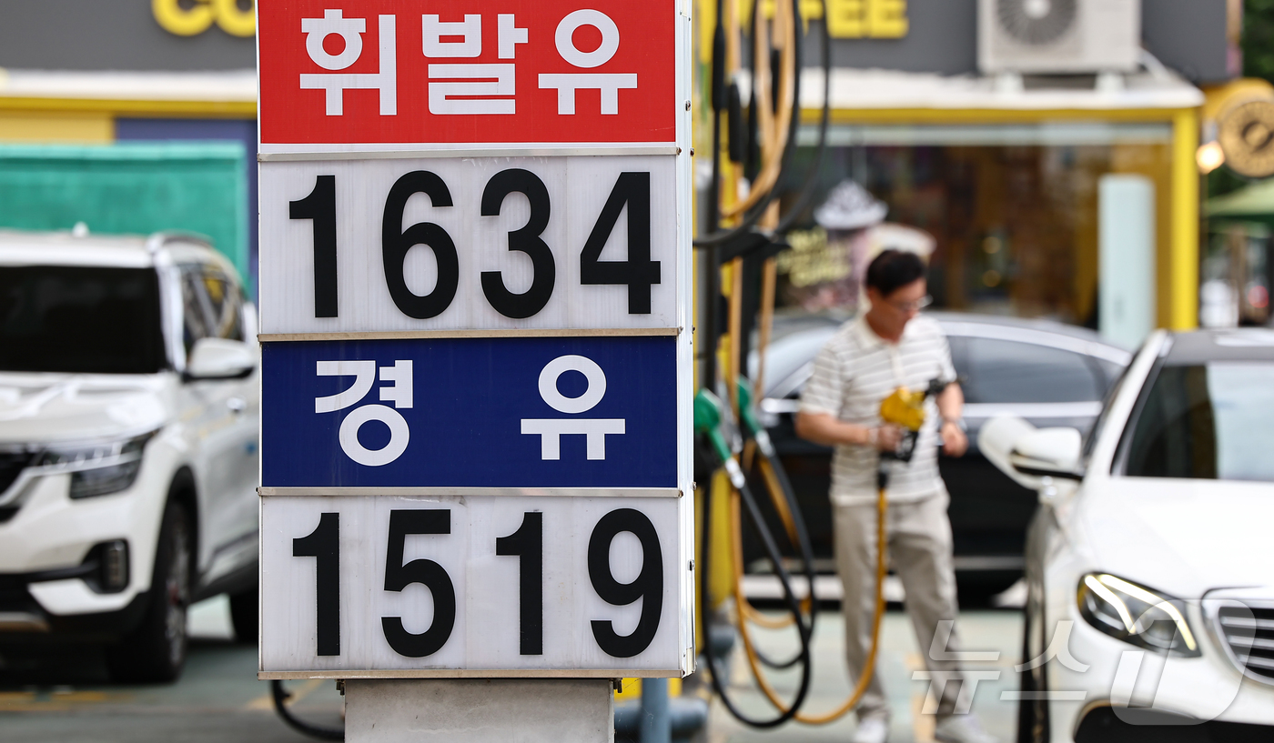 (서울=뉴스1) 김도우 기자 = 전국 주유소 휘발유와 경유 가격이 2주 연속 상승한 29일 서울 시내 한 주유소에 휘발유와 경유 가격이 표시되어 있다.한국석유공사 유가정보시스템 오 …