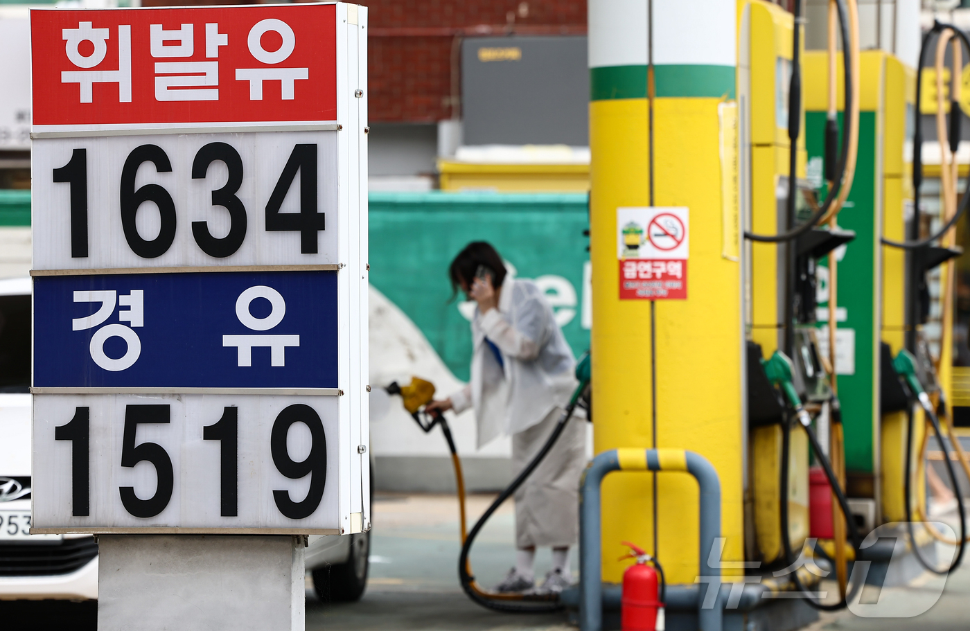 (서울=뉴스1) 김도우 기자 = 전국 주유소 휘발유와 경유 가격이 2주 연속 상승한 29일 서울 시내 한 주유소에 휘발유와 경유 가격이 표시되어 있다.한국석유공사 유가정보시스템 오 …
