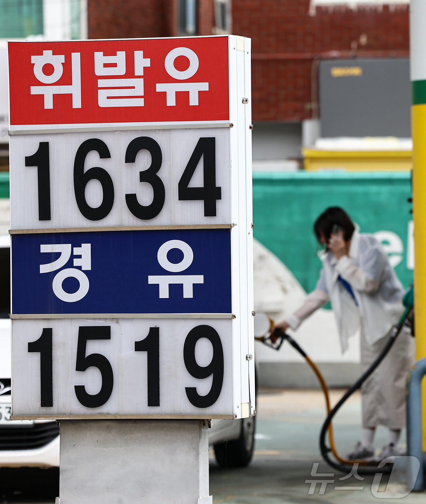 (서울=뉴스1) 김도우 기자 = 전국 주유소 휘발유와 경유 가격이 2주 연속 상승한 29일 서울 시내 한 주유소에 휘발유와 경유 가격이 표시되어 있다.한국석유공사 유가정보시스템 오 …