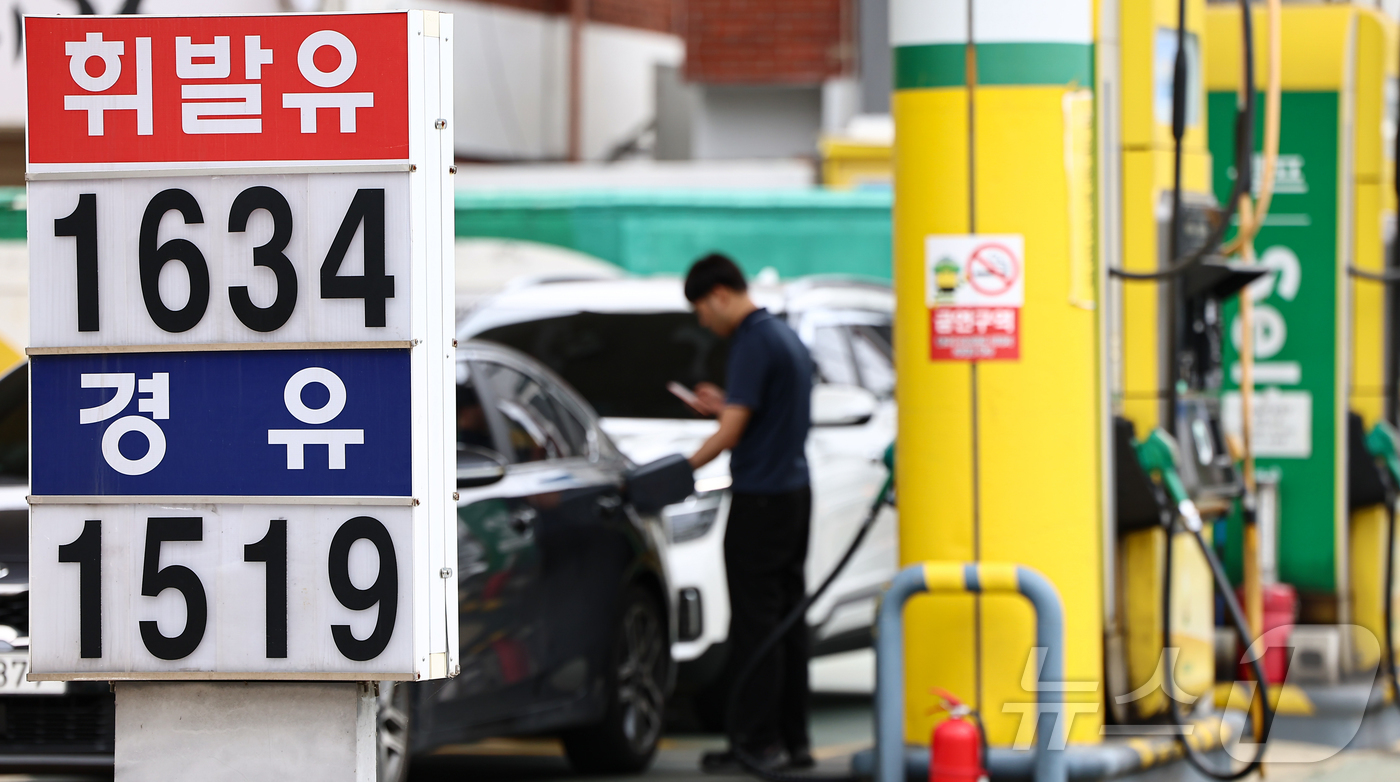 (서울=뉴스1) 김도우 기자 = 전국 주유소 휘발유와 경유 가격이 2주 연속 상승한 29일 서울 시내 한 주유소에 휘발유와 경유 가격이 표시되어 있다.한국석유공사 유가정보시스템 오 …