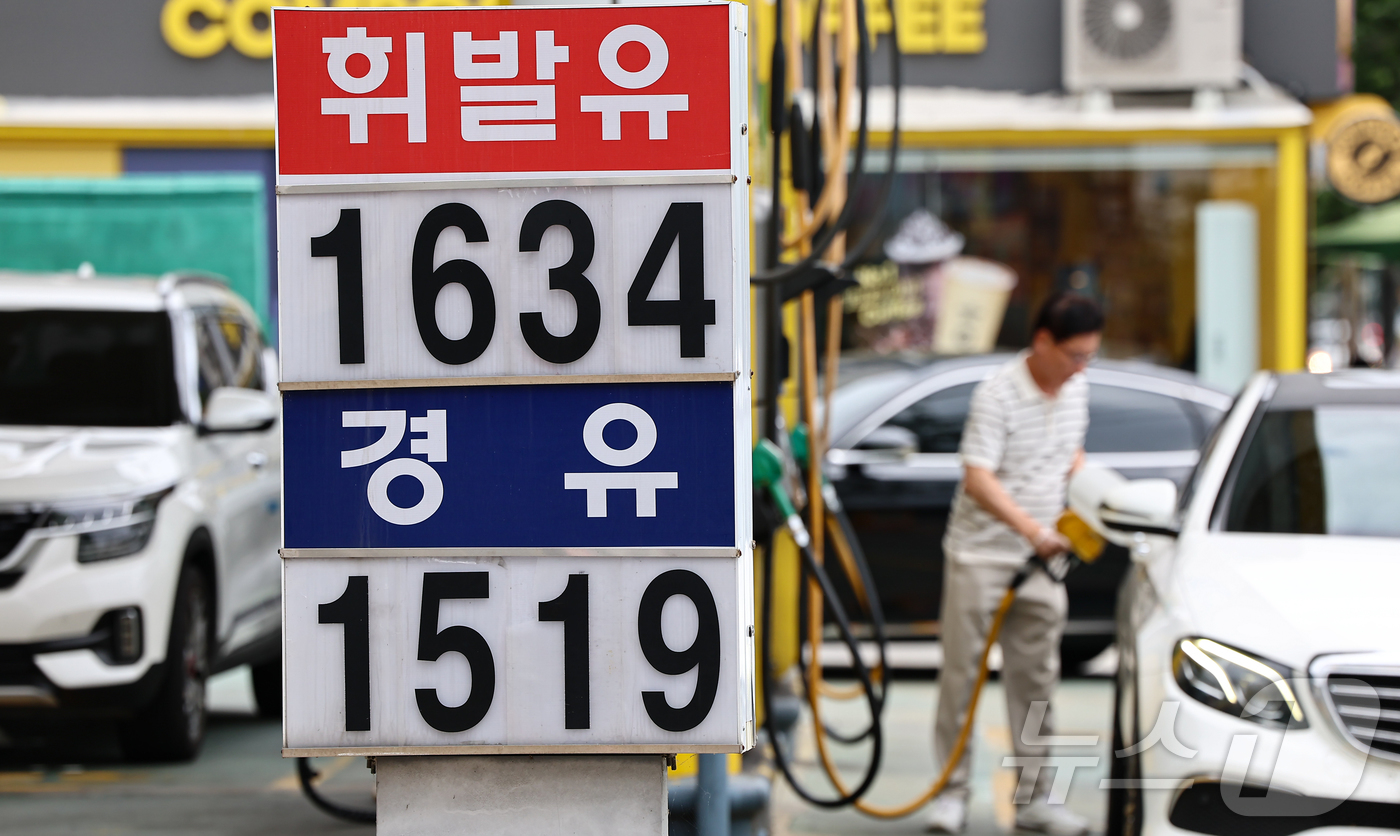 (서울=뉴스1) 김도우 기자 = 전국 주유소 휘발유와 경유 가격이 2주 연속 상승한 29일 서울 시내 한 주유소에 휘발유와 경유 가격이 표시되어 있다.한국석유공사 유가정보시스템 오 …