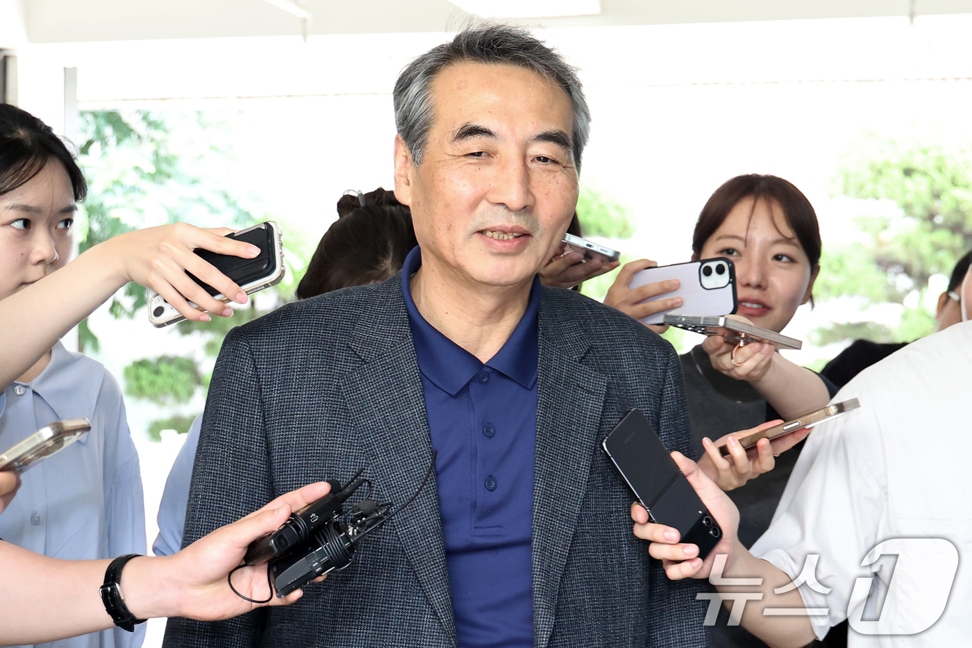 (서울=뉴스1) 민경석 기자 = 윤석열 전 대통령의 부인 김건희 여사 의혹 관련 사건을 맡은 민중기 특별검사가 29일 오전 서울 서초구 사무실로 출근하고 있다. 2025.6.29/ …