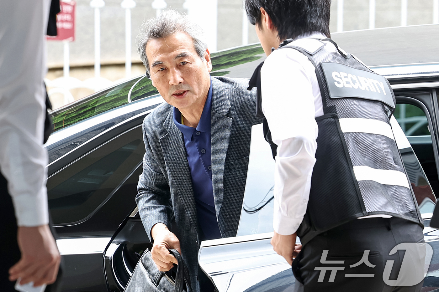 (서울=뉴스1) 민경석 기자 = 윤석열 전 대통령의 부인 김건희 여사 의혹 관련 사건을 맡은 민중기 특별검사가 29일 오전 서울 서초구 사무실로 출근하고 있다. 2025.6.29/ …