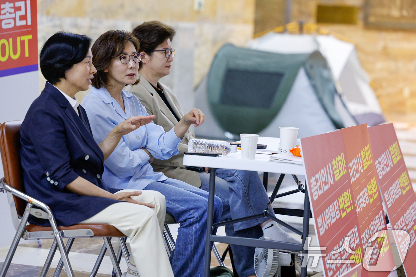 (서울=뉴스1) 안은나 기자 = 나경원 국민의힘 의원(가운데)이 29일 서울 여의도 국회 로텐더홀에서 김민석 국무총리 후보자 지명 철회와 법제사법위원장 야당 반환을 요구하며 철야농 …