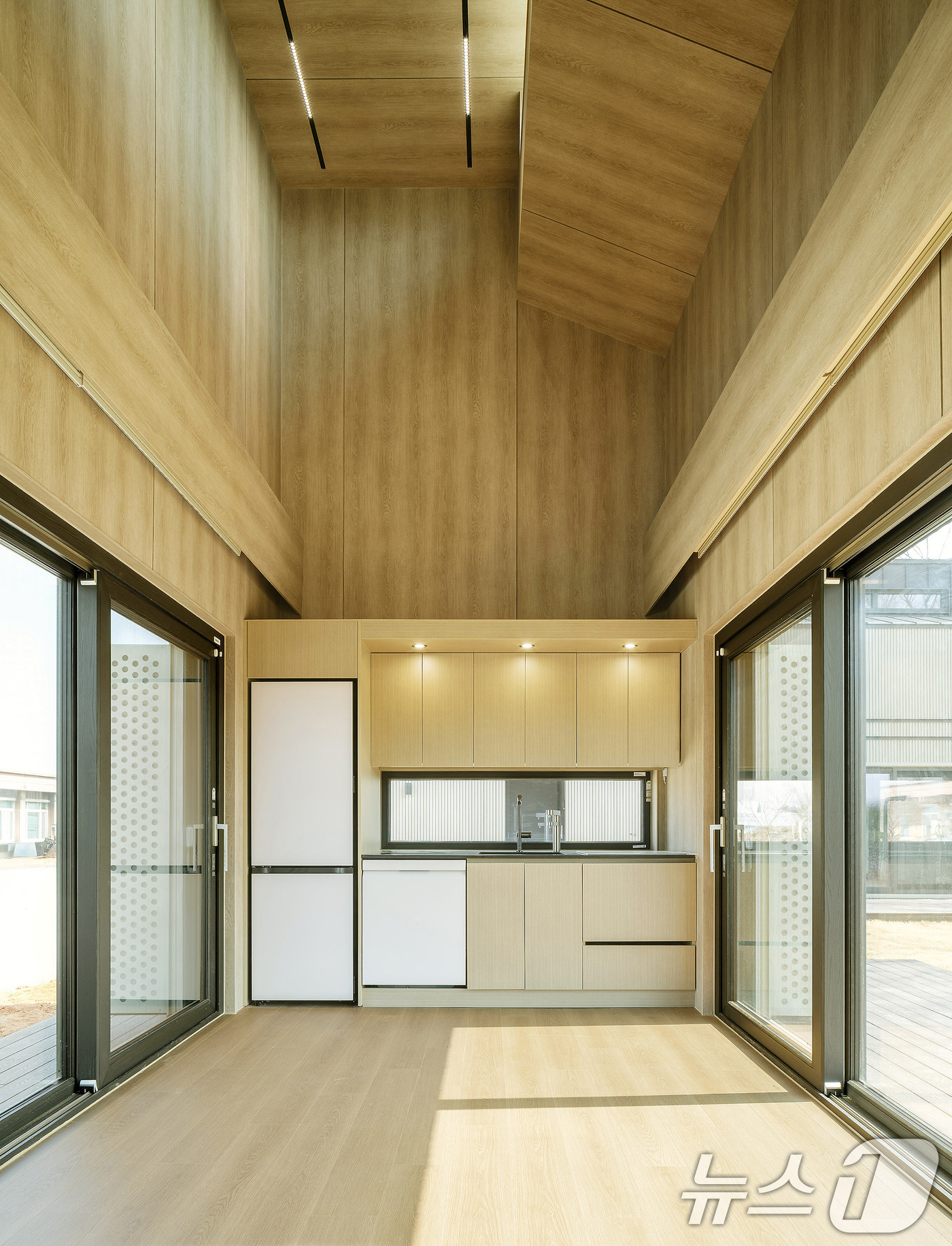 (서울=뉴스1) = LG 스마트코티지가 모듈러 주택을 포함한 모든 프리패브(사전 제작) 방식의 건축물 중 국내 최초로 제로에너지건축물 최고 등급인 'ZEB 플러스(Plus)'를 획 …