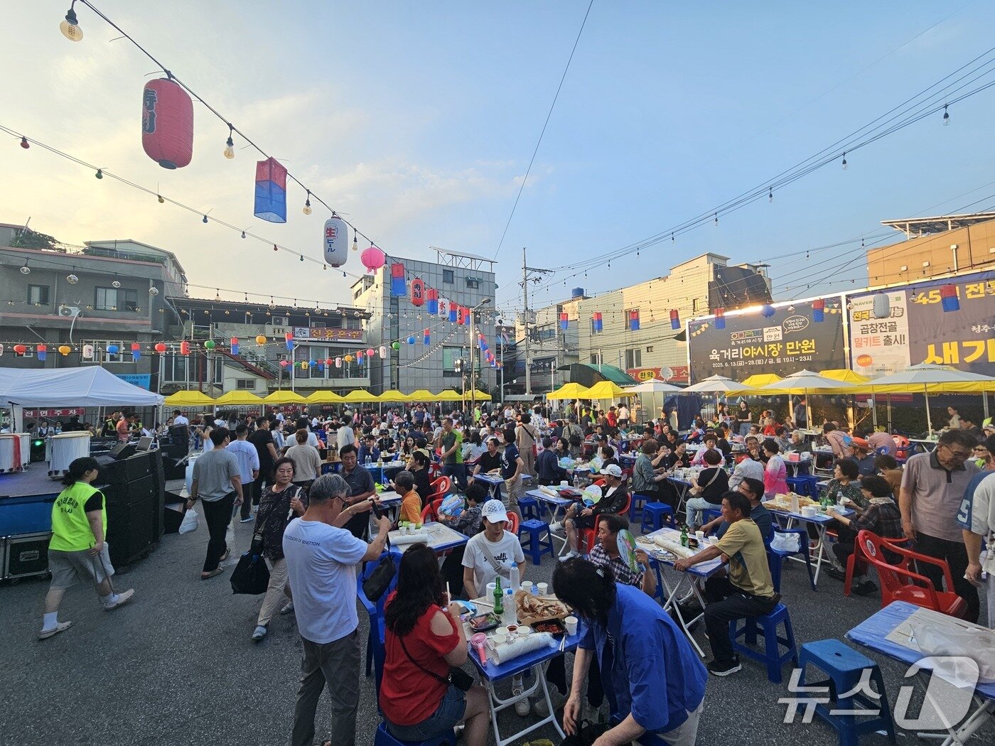 본문 이미지 - 손님으로 가득 찬 육거리 야시장 1주차장.2025.6.27/뉴스1 이재규 기자