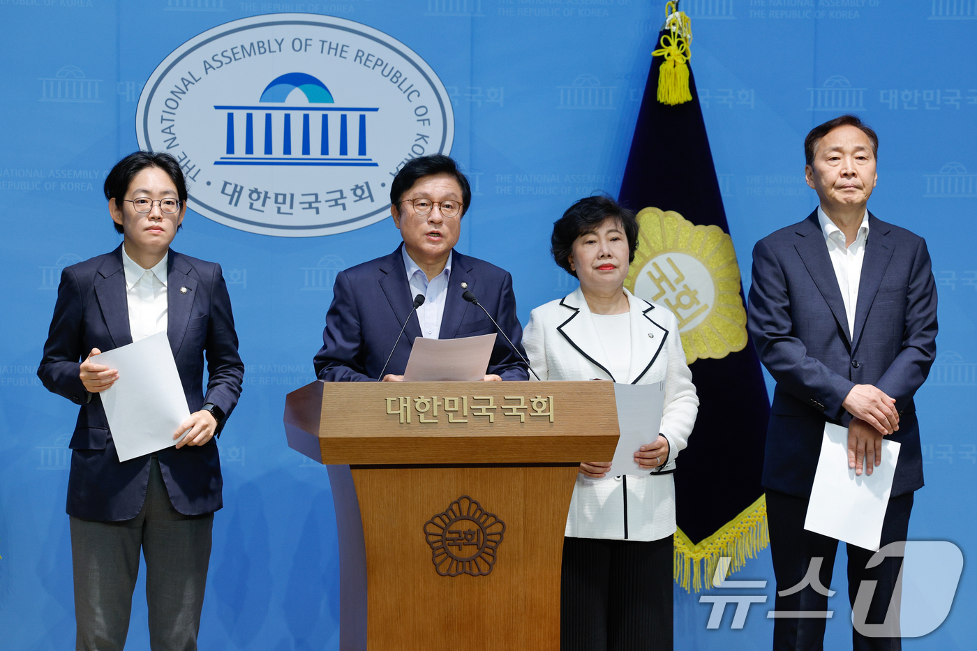 (서울=뉴스1) 안은나 기자 = 국회 예산결산특별위원회 소속 조지연(왼쪽부터), 박형수, 조배숙, 김기웅 국민의힘 의원이 29일 서울 여의도 국회 소통관에서 '민주당의 독단적 예결 …