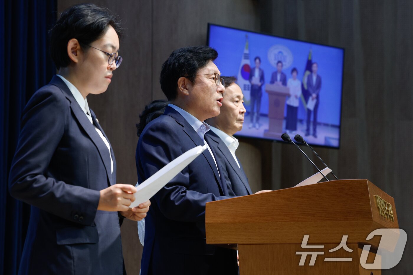 본문 이미지 - 국회 예산결산특별위원회 소속 조지연&#40;왼쪽부터&#41;, 박형수, 조배숙, 김기웅 국민의힘 의원이 29일 서울 여의도 국회 소통관에서 &#39;민주당의 독단적 예결위 운영 규탄 기자회견&#39;을 하고 있다. 2025.6.29/뉴스1 ⓒ News1 안은나 기자