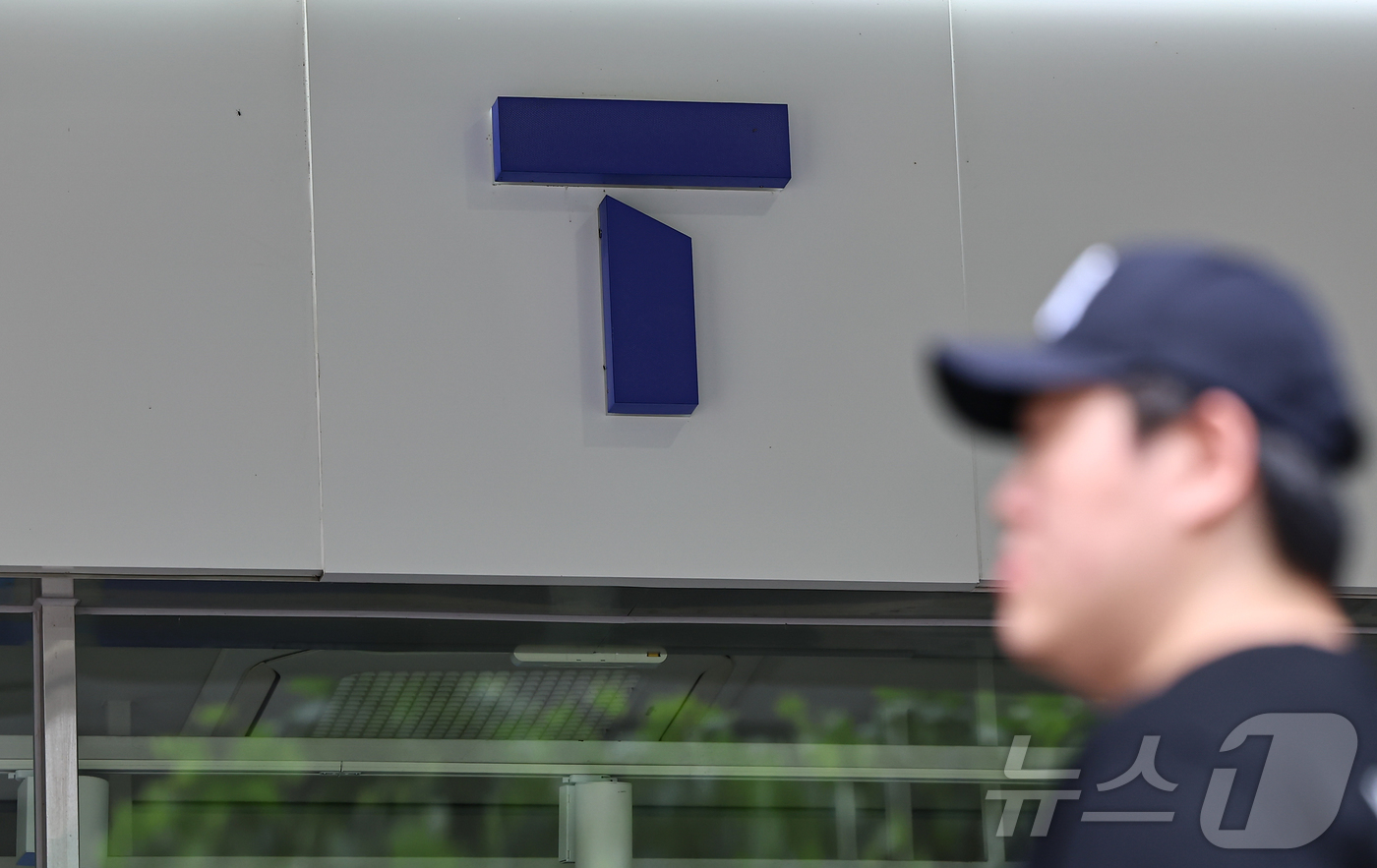 (서울=뉴스1) 김도우 기자 = 과학기술정보통신부가 SK텔레콤 해킹 사태 관련 민관합동조사단 조사 결과를 30일까지 완료할 방침이다.사진은 29일 서울 시내 한 SK텔레콤 대리점. …