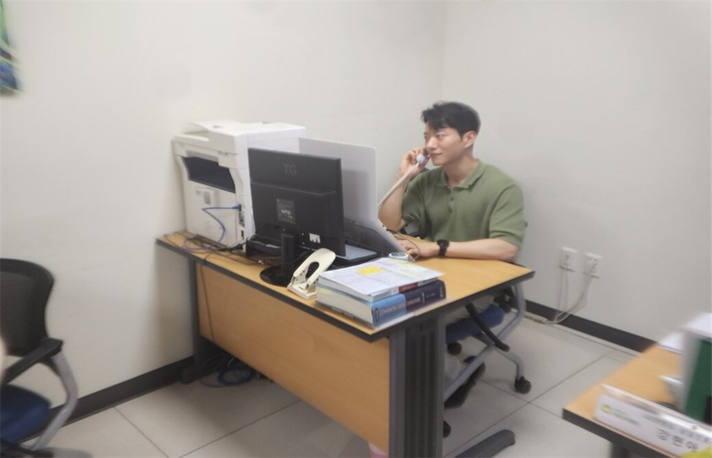 본문 이미지 - 중앙보훈병원에서 상담업무 중인 조영석 사회복무요원.(병무청 제공)