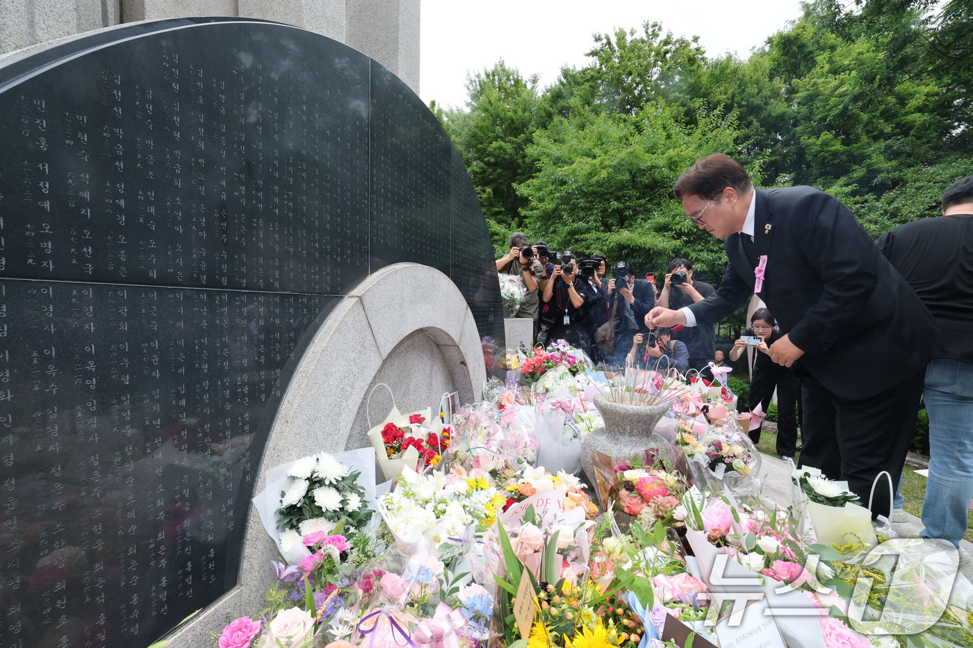(서울=뉴스1) 박세연 기자 = 우원식 국회의장이 29일 서울 서초구 매헌시민의숲 삼풍참사위령탑에서 열린 삼풍백화점 붕괴 참사 30주기 추모식에서 참배를 하고 있다. 2025.6. …