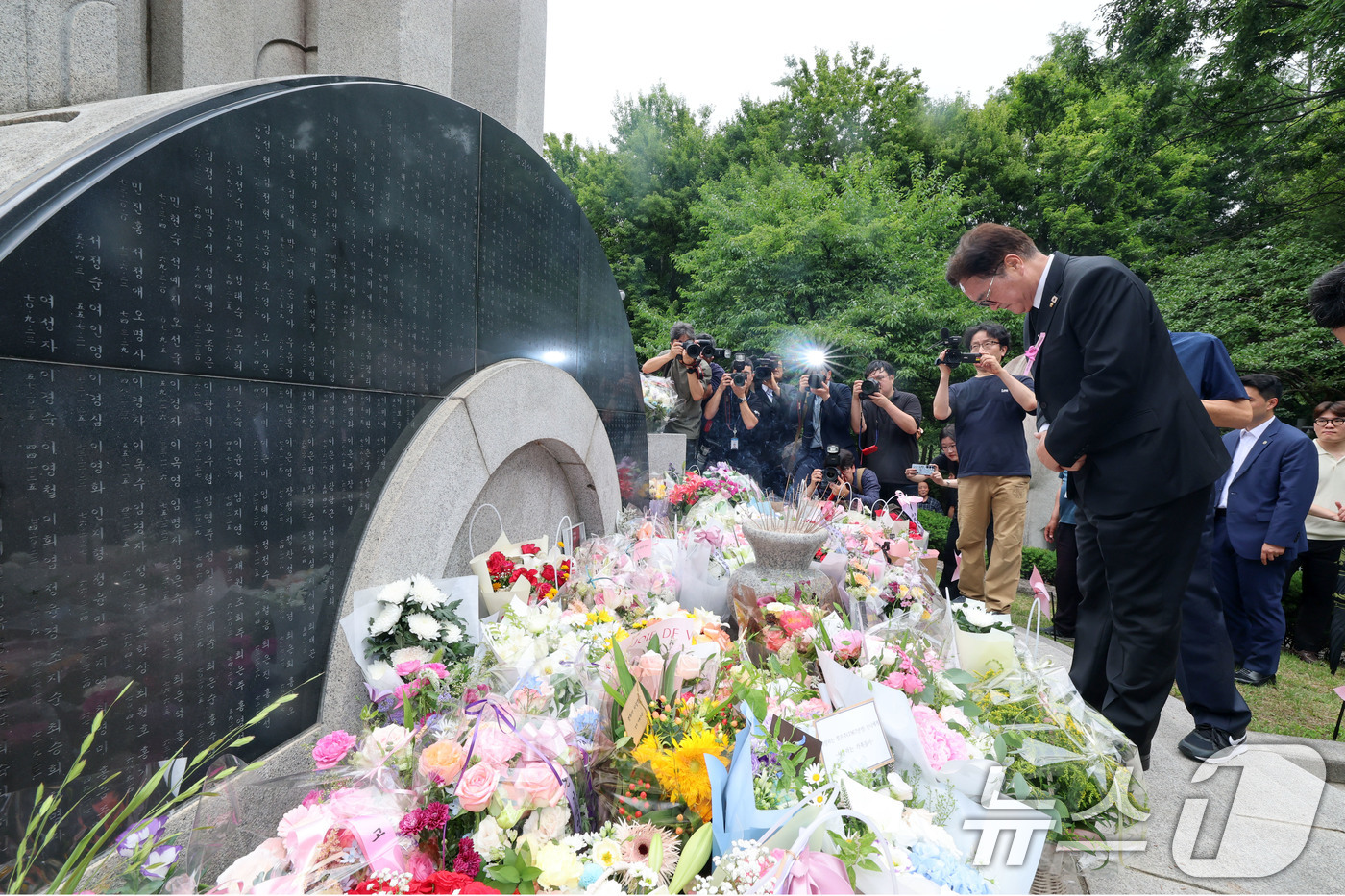 (서울=뉴스1) 박세연 기자 = 우원식 국회의장이 29일 서울 서초구 매헌시민의숲 삼풍참사위령탑에서 열린 삼풍백화점 붕괴 참사 30주기 추모식에서 참배를 하고 있다. 2025.6. …