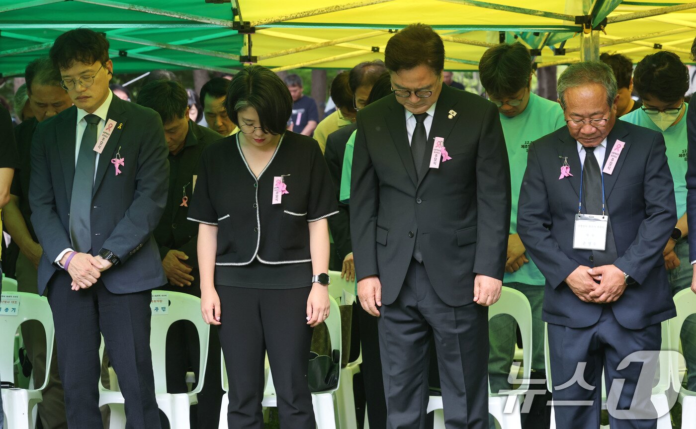 본문 이미지 - 우원식 국회의장&#40;오른쪽 두번째&#41;이 29일 서울 서초구 매헌시민의숲 삼풍참사위령탑에서 열린 삼풍백화점 붕괴 참사 30주기 추모식에 참석해 묵념을 하고 있다. 2025.6.29/뉴스1 ⓒ News1 박세연 기자