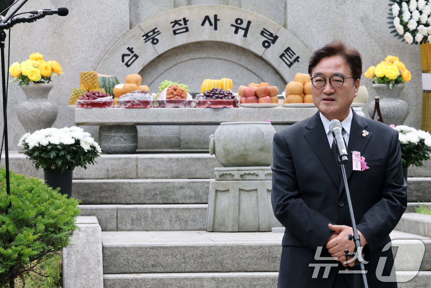 (서울=뉴스1) 박세연 기자 = 우원식 국회의장이 29일 서울 서초구 매헌시민의숲 삼풍참사위령탑에서 열린 삼풍백화점 붕괴 참사 30주기 추모식에 참석해 추모사를 하고 있다. 202 …