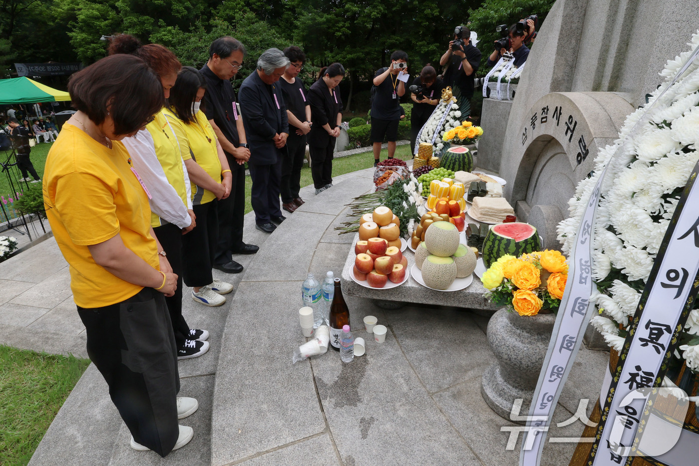 (서울=뉴스1) 박세연 기자 = 29일 서울 서초구 매헌시민의숲 삼풍참사위령탑에서 열린 삼풍백화점 붕괴 참사 30주기 추모식에서 참석자들이 헌화 후 참배를 하고 있다. 2025.6 …