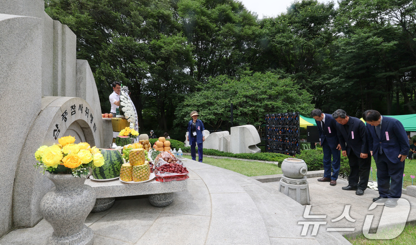 (서울=뉴스1) 박세연 기자 = 29일 서울 서초구 매헌시민의숲 삼풍참사위령탑에서 열린 삼풍백화점 붕괴 참사 30주기 추모식에서 참석자들이 헌화 후 참배를 하고 있다. 2025.6 …